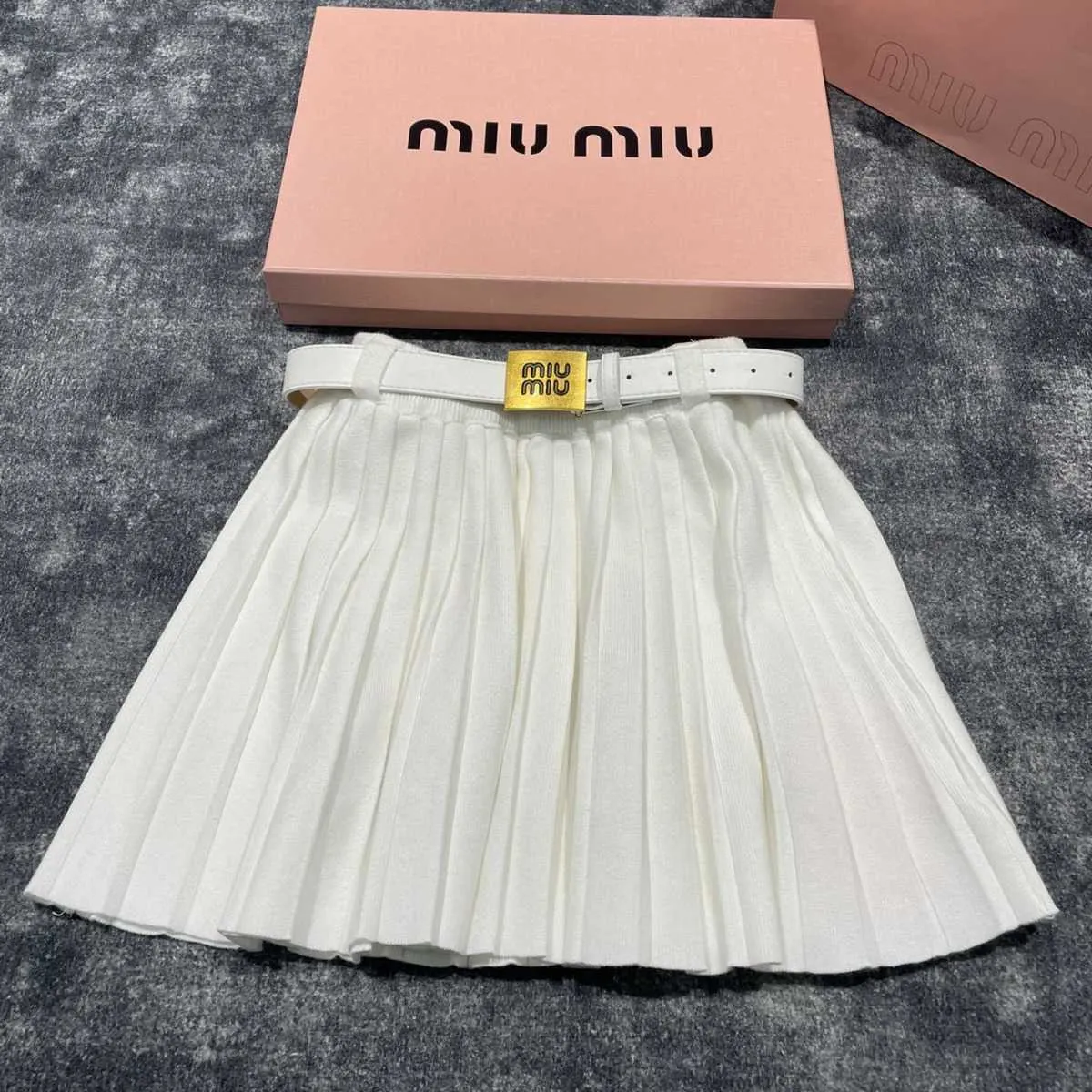 Mm Autumnwinter New Fashion Metal Twist Button Decoration Style Academy Slim and Versatile Pleated Short Skirt