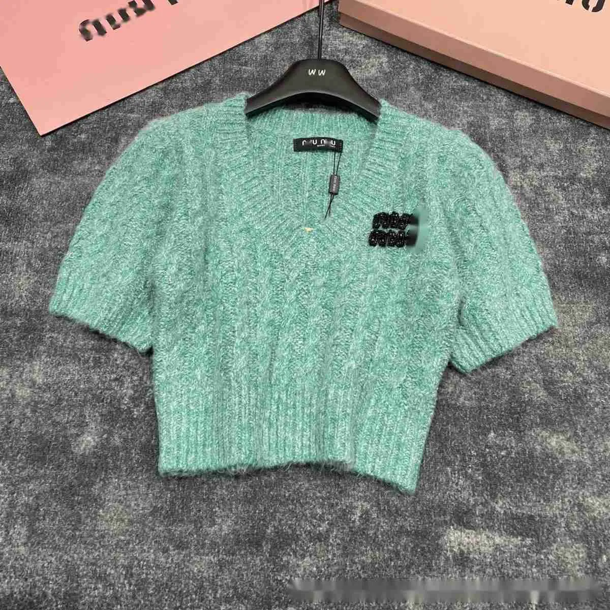 Wczesna wiosna Nowa Vneck Pullover Knitt Top Krótkie dopasowanie Slim i wszechstronne