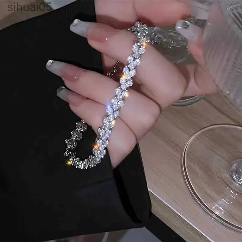 In rilievo 2022 nuovo pieno di strass lucido braccialetto di colore argento per le donne personalità braccialetto di moda gioielli da sposa regali di compleanno YQ240226