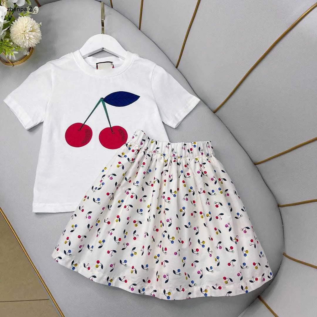 Luxury Girls T-Shirt Dress Set Summer Clothing Kids Tracksuits Storlek 100-160 Cherry Print Kort ärmar och kort kjol 24Feb20