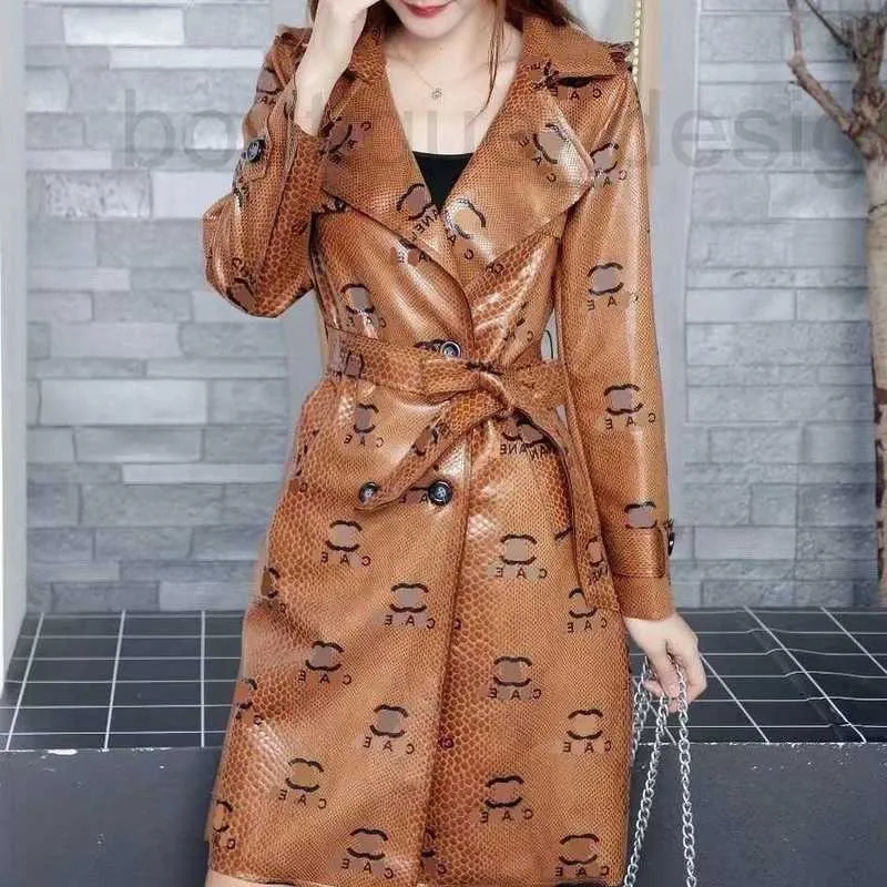 Mulheres Trench Coats Designer de Alta Qualidade Couro Longo Casaco Moda Lapela Manga Cinto Carta Completa Impresso AWUZ