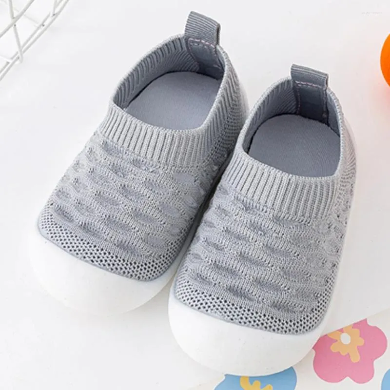 First Walkers Mesh Hole Babies Sapatos de caminhada Sandálias macias de absorção molhada para casa