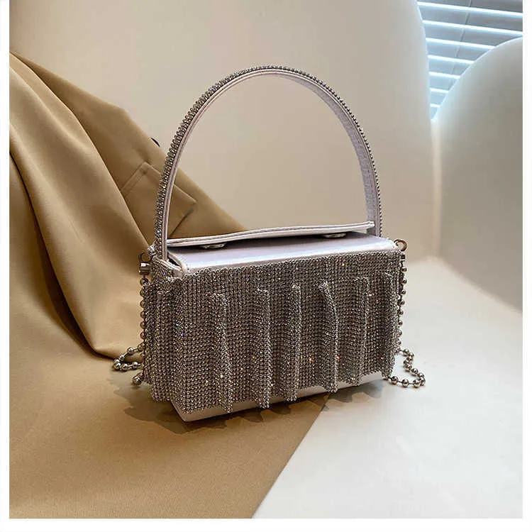 Axelväskor kvinnor s 2024 Nya koreanska utgåva netizens färska och fashionabla vatten diamant vikta handhållna lådans väska rem crossbody 240427