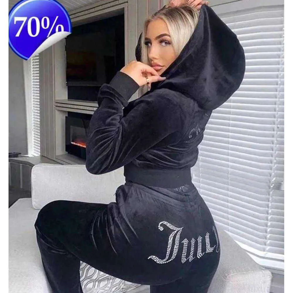 2024 Kvinnors tvådelar Winter Coutoure 2-stycke Set Tracksuit Suit Women Veet Juicy Sweatshirt and Pants With Diamonds Ropa Mujer FDAS 689GGG