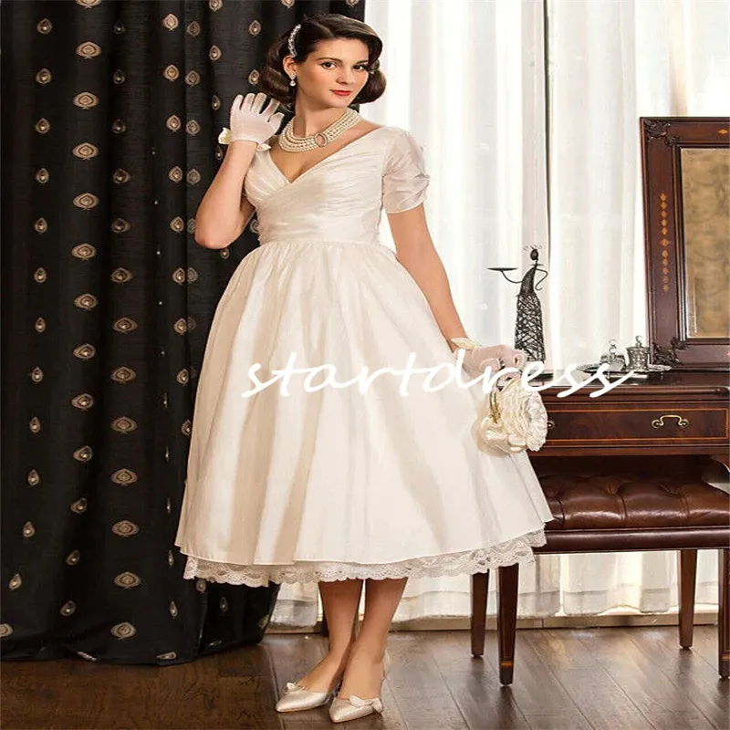 Elegante abito da sposa anni '50 con maniche corte 2024 Sexy scollo a V lunghezza tè A Line Abito da sposa Paese civile Boho Abiti da sposa Morbido raso Spiaggia Abiti bohémien novia