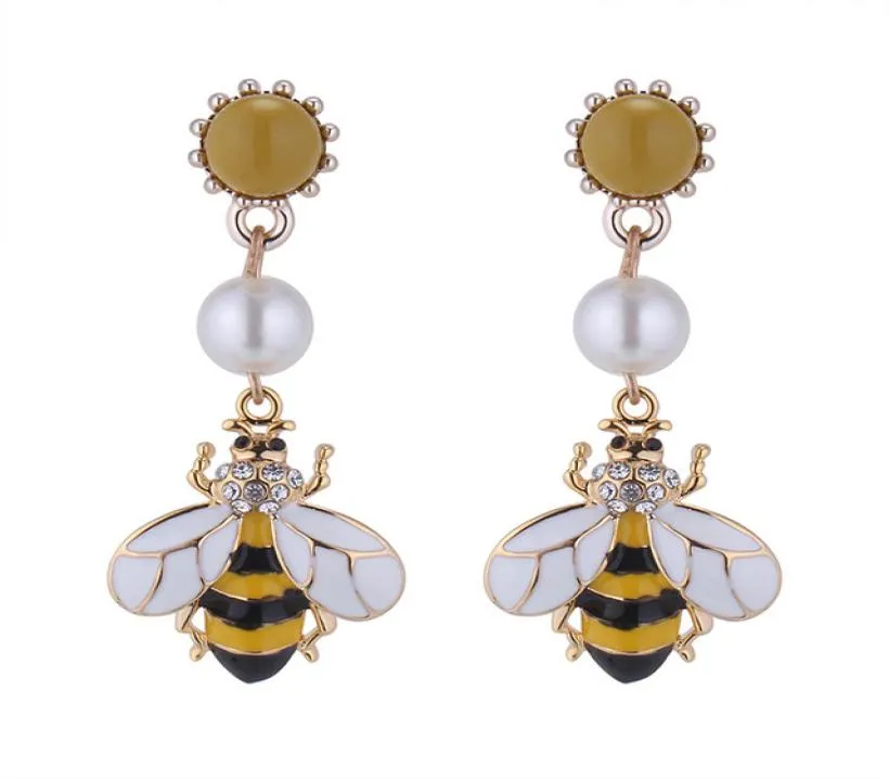 Geel goud Designer Bee Stud Oorbellen voor vrouwen trendy Bee Pearl Cute Bee Dangel Lange stijl Stud Earring Sieraden Geschenken voor vrouwen 8226002