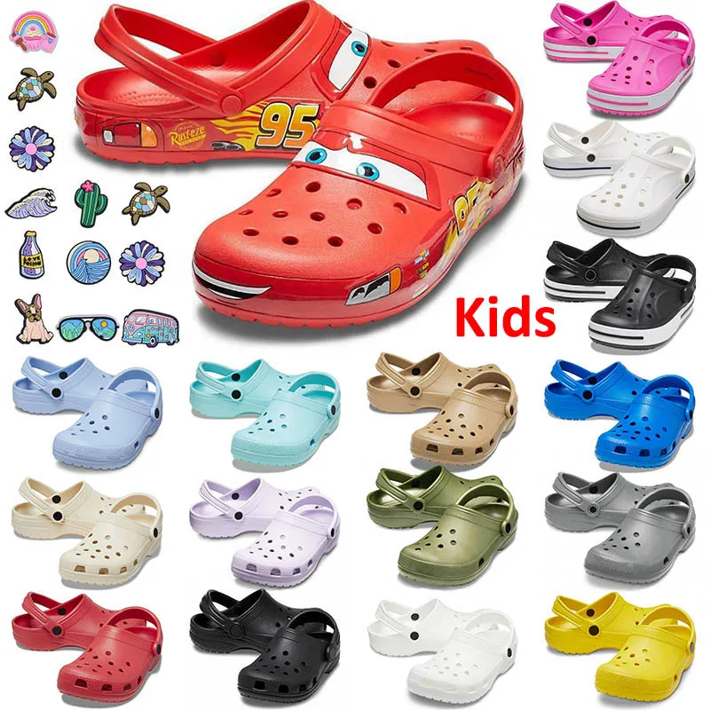 2024 designer kinderen croc heren dames sandalen schuifgesp hot auto salehe bembury slippers klassiek zwart wit platform croos crocks rubbers loafers schoenen