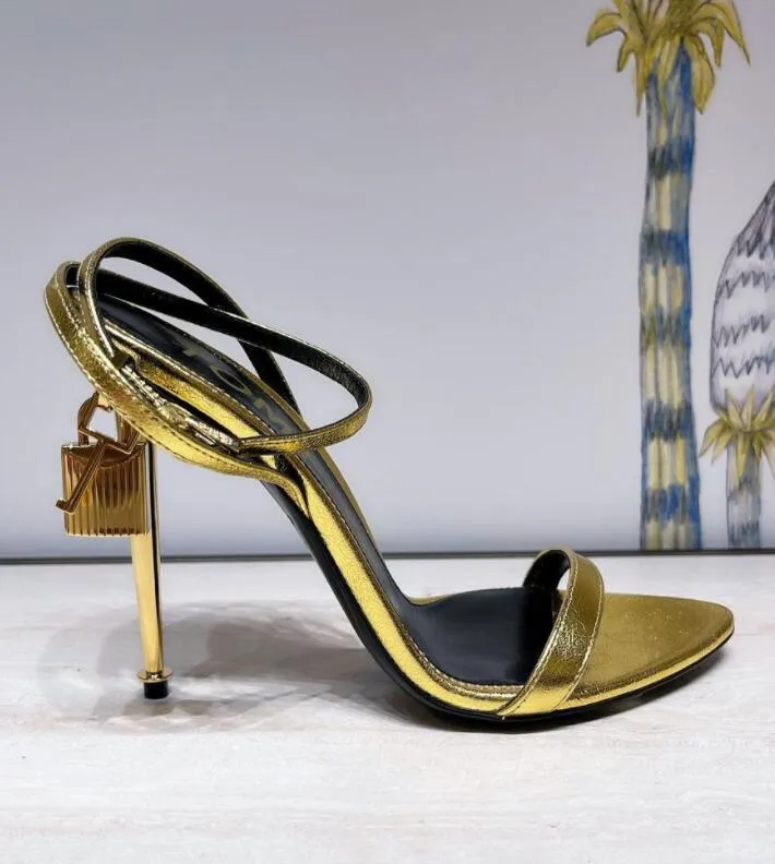 2024 Kvinnor Sandaler Palllock Pointy Naked Sandal Lock 100mm Gold Heel