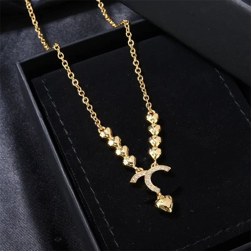 2024 Heart Diamond Pendant Necklace Designer Women Monogram Choker Birthday Present Brand Pearl Neckor Gold Cclies Plated Smycken 314