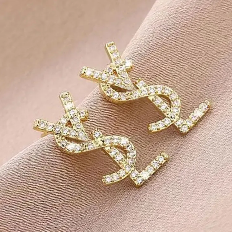 18K Altın Kaplama Avusturya Kristal Mektup Logo Saplama Küpeler Kadınlar için Avrupa ve ABD Popüler Basit Tasarımcı Küpeler Güzel Düğün Gelin Takı Hediyesi