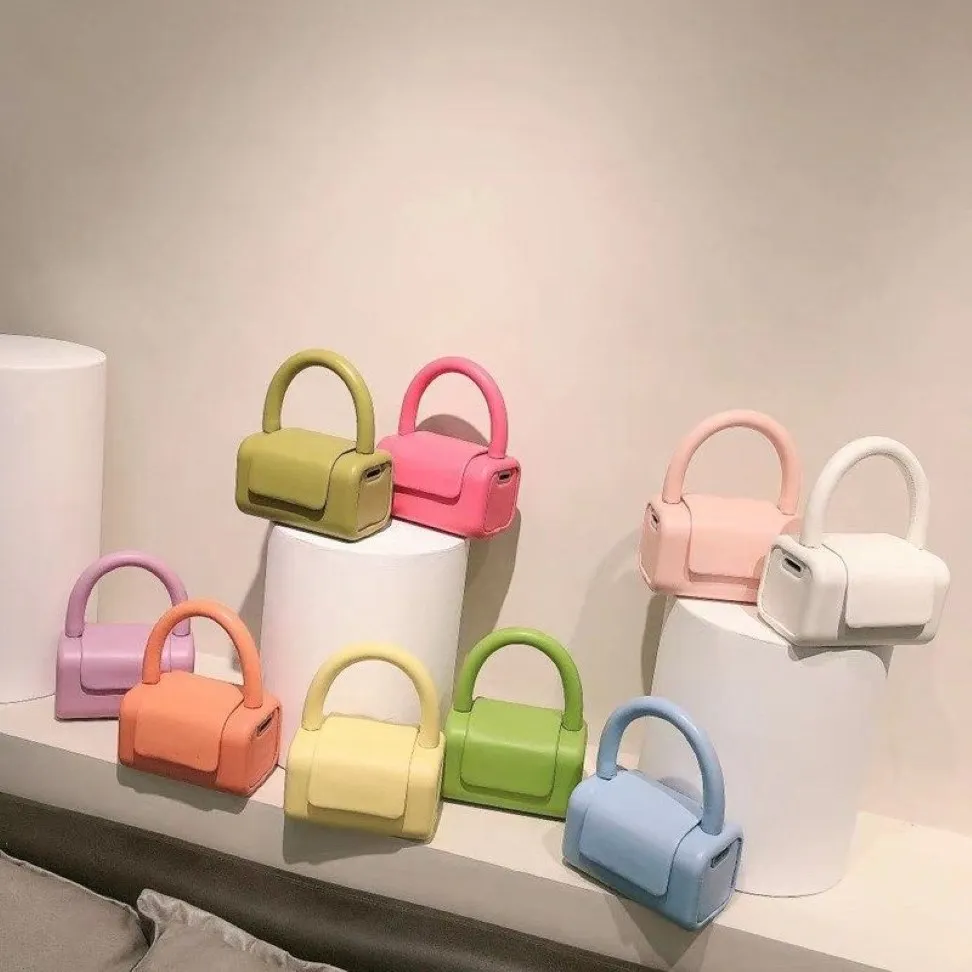 Sacs de poterie de créateurs 2021 Mode d'été Tendance Candy Couleur Gigi Mini Sac à main en cuir Tide Messenger Tote 12 couleurs avec sac à poussière274I