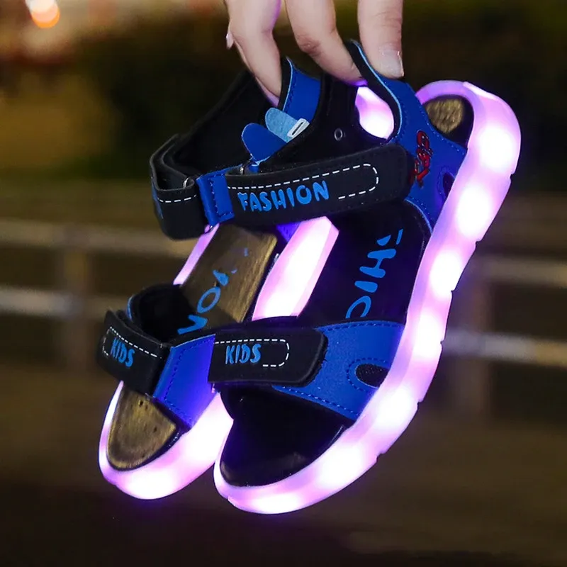 2024 Outdoor Summer New Boys Girls Sandały Oddychane LED LED LIDZA KOLOROWE DZIECI KOLEKTOWE BLUSKI BUTY TODDLER ZAPISKI Najlepsza jakość