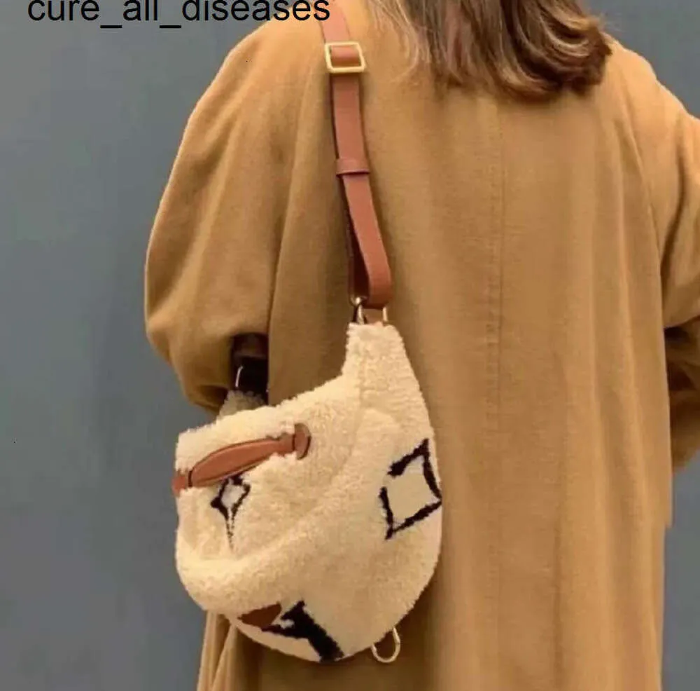 Womens Designer Winter Teddy Fuzzy Waist Bag Luxury Totes Bags Fashion Chest Crossbody Lamb Wool Genuine Soft Fur Bumbag Classic Shoulder Belt