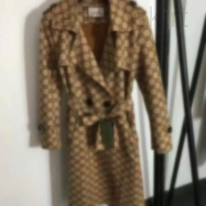 24SS Modne litery Jacquard Trench Coats for Women Designer Szyging Stojak Khaki Khaki Długi swobodny luźny płaszcz wiatrówki Woman S M L