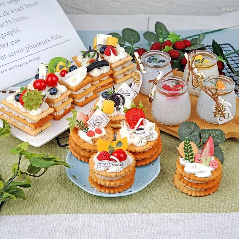 Fiori decorativi Simulazione biscotti sandwich 3 strati Crema Torta finta Modello alimentare Panetteria Dessert Decorazione per finestre Puntelli Decorazioni per matrimoni