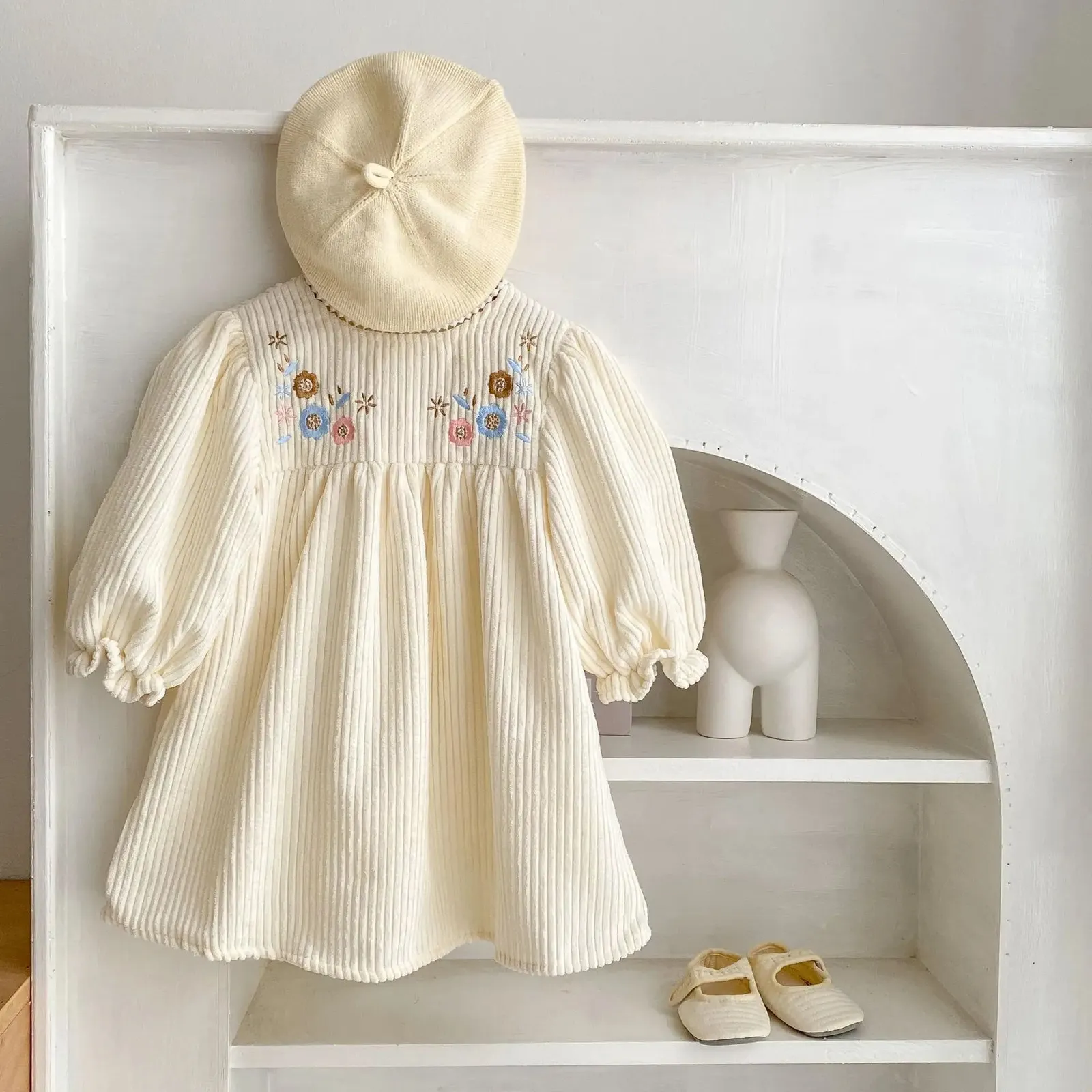 Spring Baby Girl Dress Ubranie jesień Dzieci Haftowane koronkowe kołnierz Bubble Długie rękaw w paski w Style damskie 240223