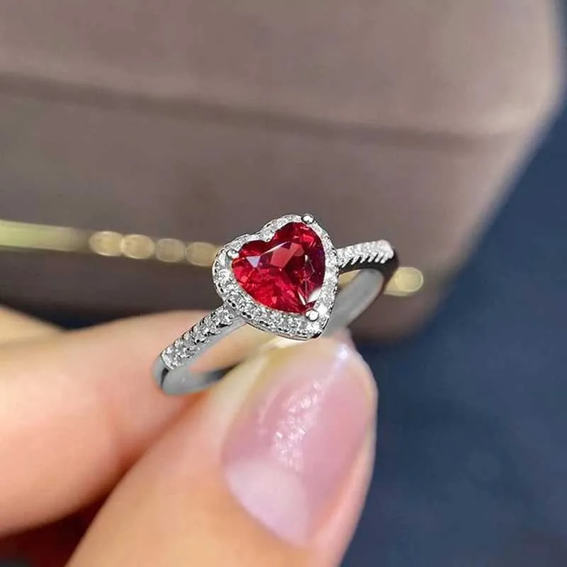 Band Rings A new simple classic silver heartshaped engagement ring for women in 2024 featuring fashionable jewelry set in white red and CZ stones as weddin J240226