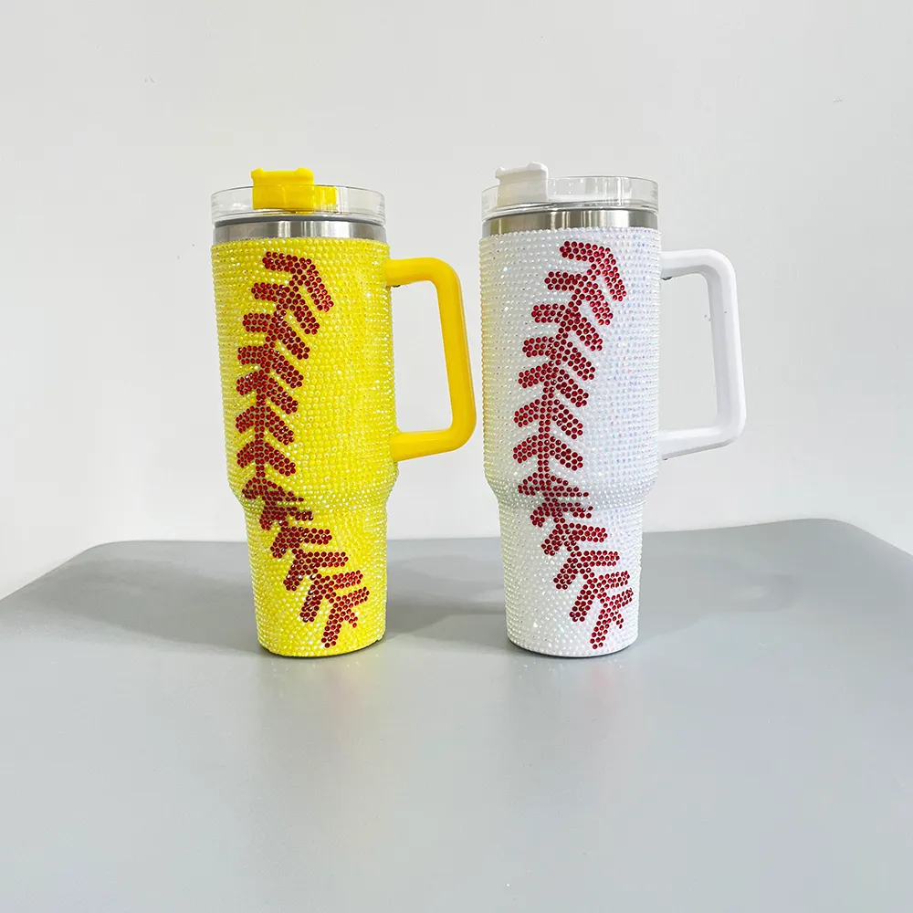 白い黄色のビールマグカップウォーターボトルダブルウォールステンレス鋼野球プリントラインストーンブリングスプリング40オンスクエンチャータンブラーとハンドルの蓋とストロー、ケースで販売