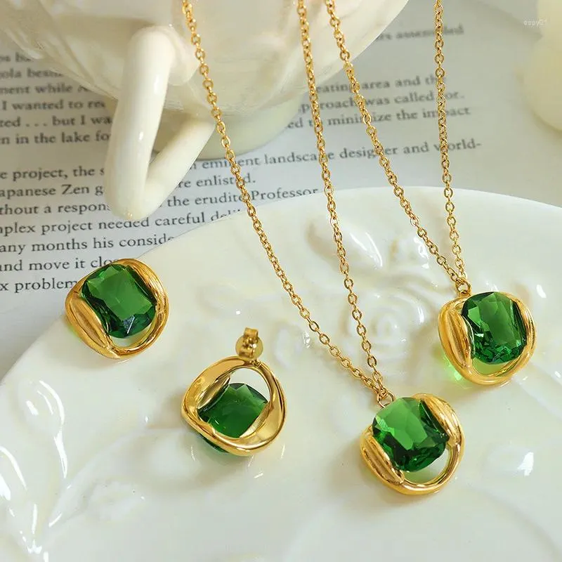 Collana Orecchini Set Orecchino a bottone in cristallo verde Catena con pendente geometrico smeraldo in acciaio inossidabile per donne e ragazze