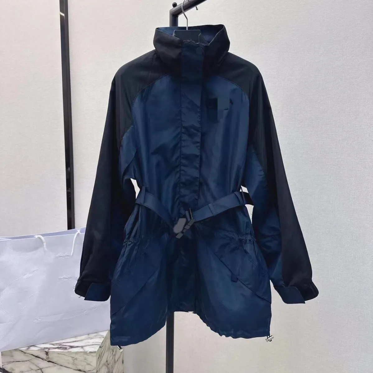 디자이너 블루 스탠드 칼라 롱 슬리브 여성 재킷 밀라노 활주로 문자 로고 자수 벨트가있는 조절 가능한 허리 트렌치 코트 22712