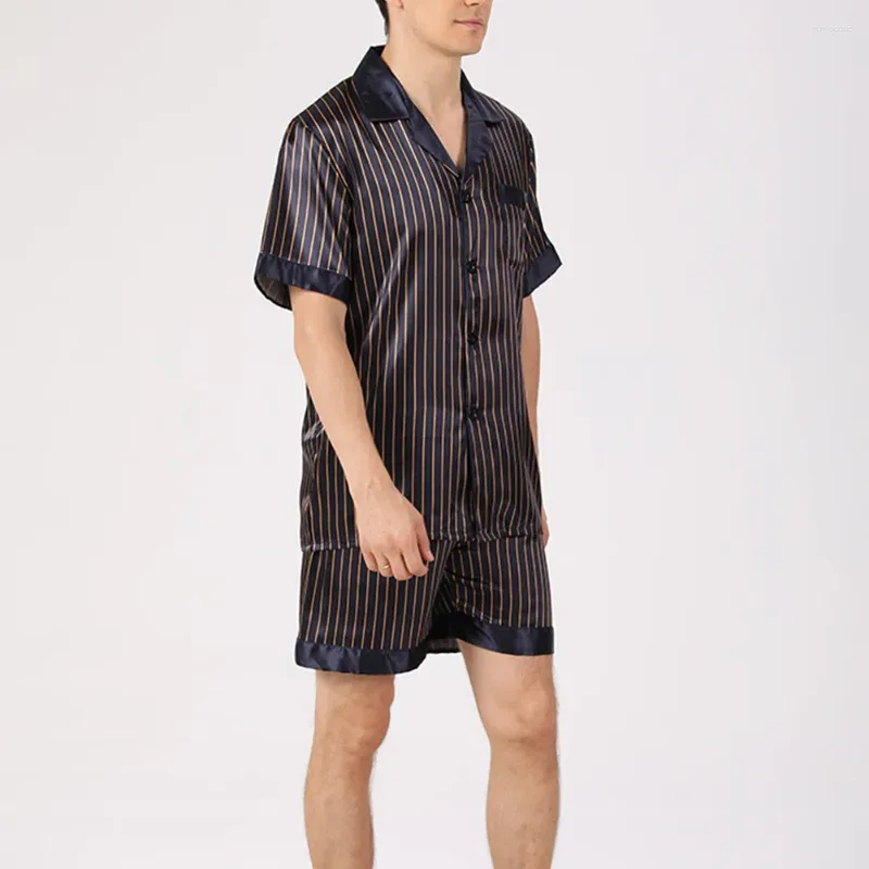 Vêtements de nuit pour hommes Émulation pour hommes Pyjamas légers à rayures en soie douce Tissu respirant pour une relaxation facile Modèle de bande classique