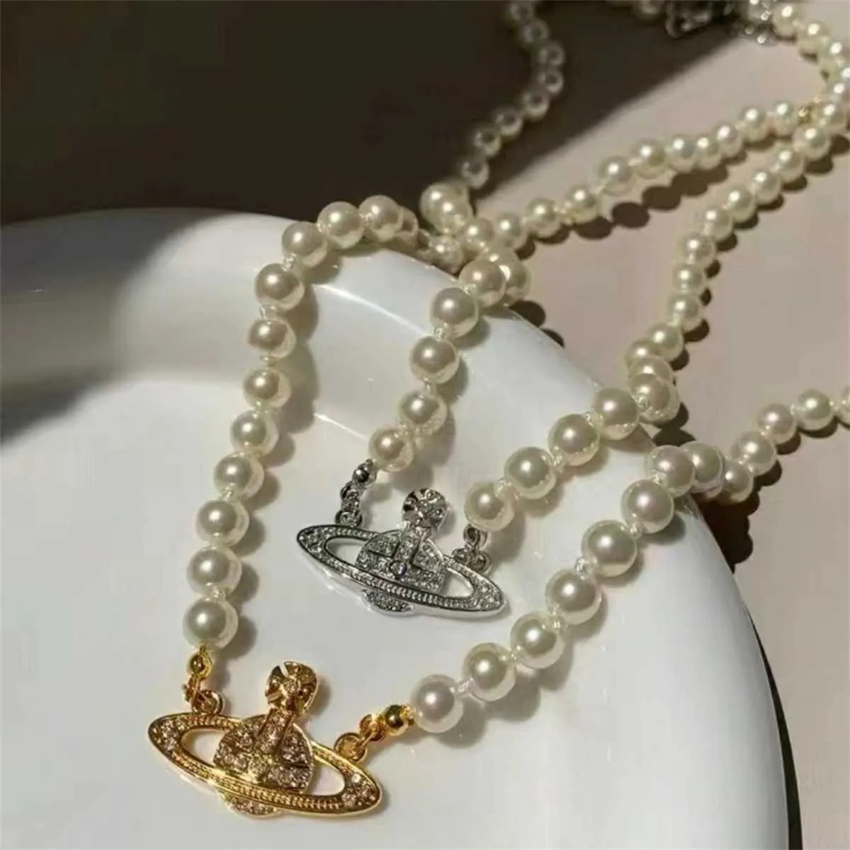 Bärade halsband Saturn Pearl Necklace Kvinnlig nischdesign Temperament Lätt lyxig högkänsla Pin Kenben Kedja Tröja Kedja