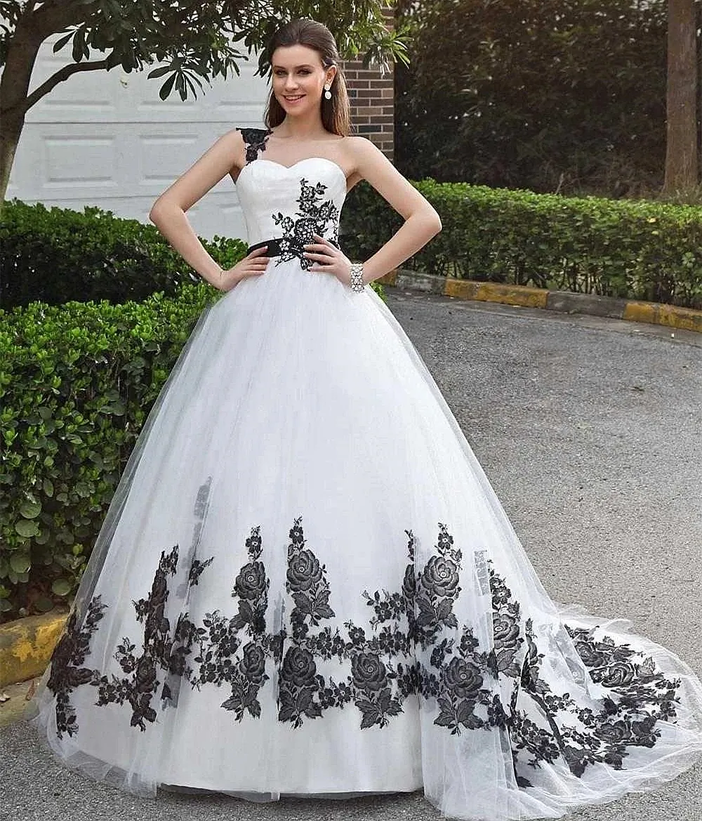 Blanc 2024 Noir et robe de mariée dentelle appliques une épaule longue tulle robes de mariée tribunal train vintage nouveau gothique robe de novia