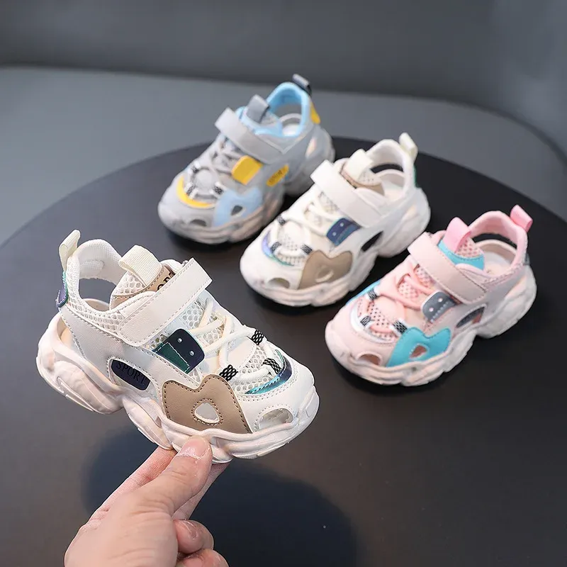 Sneakers sommar nya barns andningsbara nonslip skor pojkar sport baotou sandaler baby flickor ihåliga sneakers strand slitage