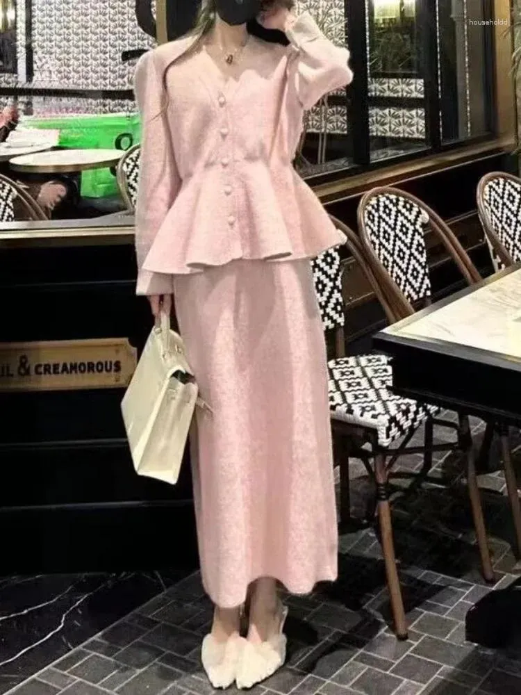 Robes de travail 2024 hiver rose élégant tricoté deux pièces ensemble femmes col en V vintage pull jupe midi costume femme mode coréenne décontractée