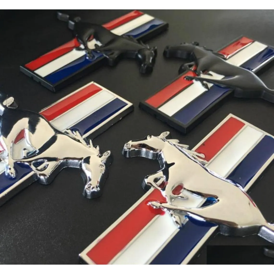 Araba Çıkartmaları 1PAIR 3D Altın Krom Metal Mustang Çalışan At Çamurluk Yan Rozet Çıkartma Arka Gövde Amblemi Dekorasyon Sticker Carstyling3 DHS0X