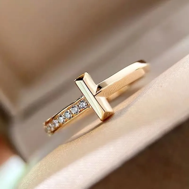 Wysokiej jakości diamentowy pierścionek projektantów dla kobiety T1 Plaked 925 srebrny srebrny 18K Rose Gold Modna cienka design z Diamond InLay Classic Prezent biżuterii