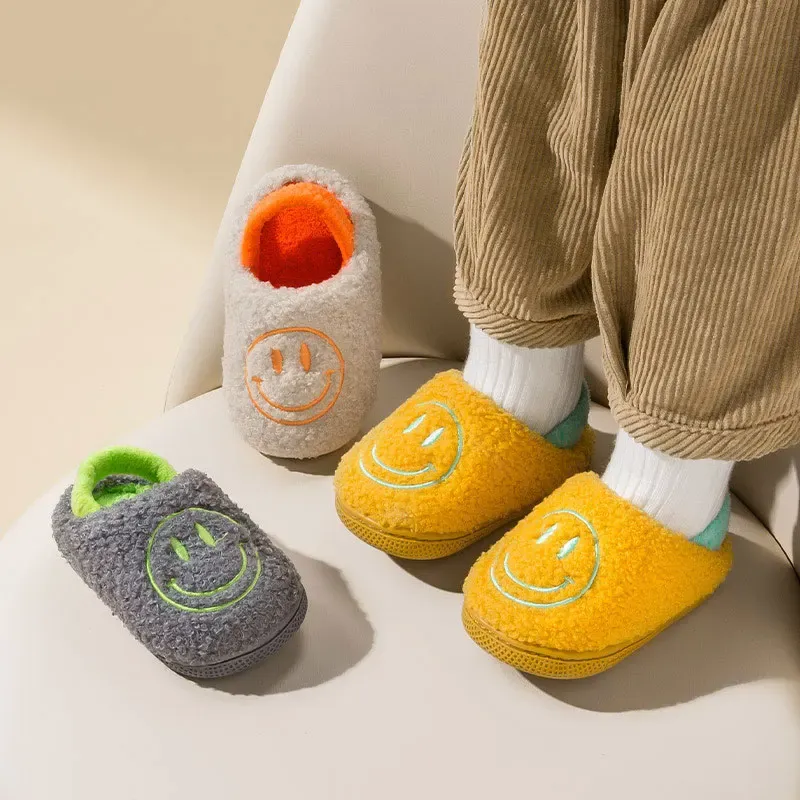 Pantoufles d'extérieur en coton pour bébés garçons et filles, pantoufles d'hiver pour la maison et l'intérieur des enfants, chaussures mignonnes de dessin animé avec visage souriant, pantoufles de mode douces et moelleuses