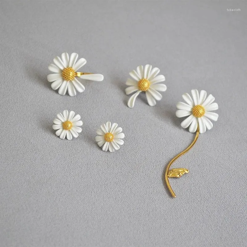 Kolczyki Dangle Amaiyllis 925 Sterling Silver White Painted Daisy Flower Asymetrycznie ręcznie robione kolczyki Boho Gold Hoop dla kobiet biżuteria