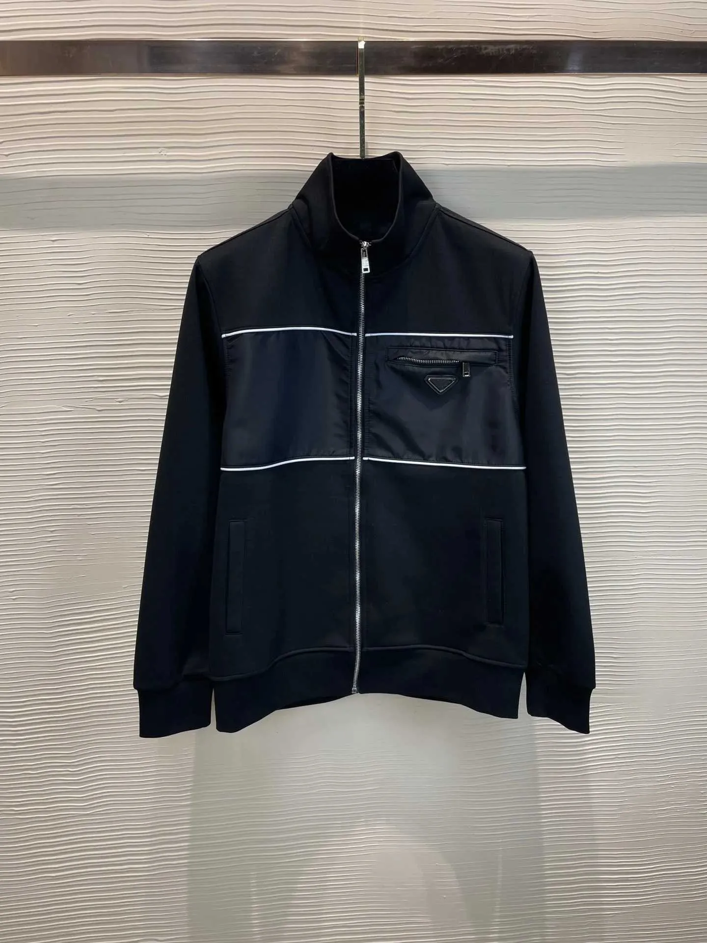 남성용 재킷 2023 가을/겨울 뉴 스탠드 업 칼라 긴 슬리브 코트 남성 패션 느슨한 지퍼 작은 포켓 블랙 고품질 재킷 J240228
