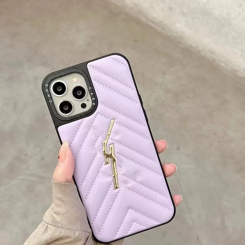 iPhone 15 Pro Max Designer Puffy Phone Case para Apple 14 Plus 13 12 11 XS XR 2 em 1 Luxo PU Couro Texturizado Hardware com textura de espinha de peixe Capa traseira de corpo inteiro Coque Fundas Roxo