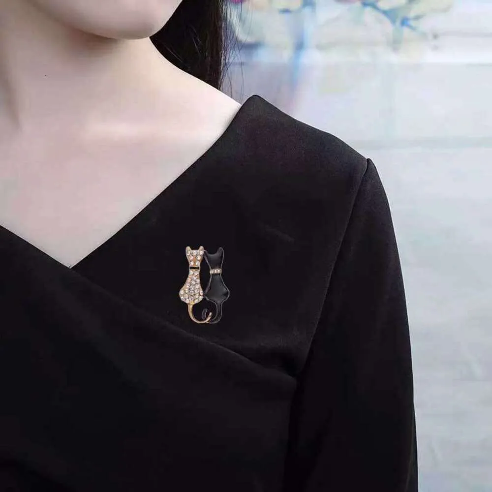 Outono inverno novo diamante incrustado preto e branco gato bonito dos desenhos animados animal broche clipe fivela