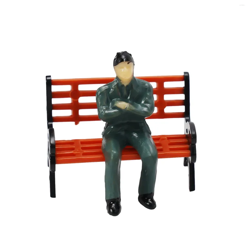 Decorazioni da giardino Accessorio Modello Persone Ferrovia in plastica Seduto in piedi Panchina del treno Decorazione Figure Layout Ornamento Passeggero