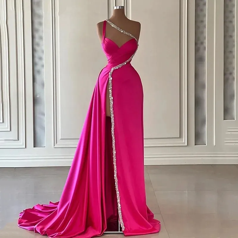 2024 FUCHSIA Side Split Evening Dress Fashion One ramię cekinowo kryształ kryształowy podłogę na imprezę imprezową sukienki vestidos fiesta szata de soiree