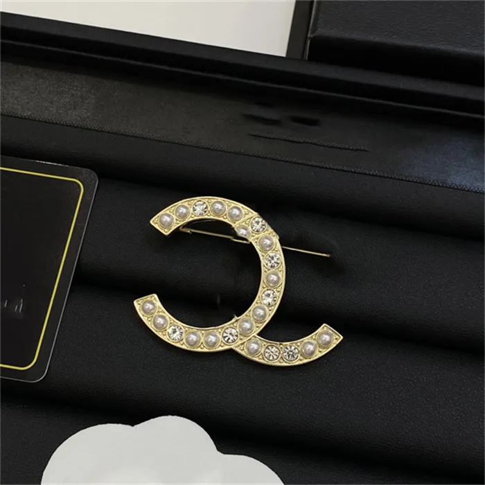 20 Style Designer Broche Marque C-Lettre Broches Femmes C Logo De Luxe Élégant Fête De Mariage Bijoux Accessoires Cclies Cadeaux 5415