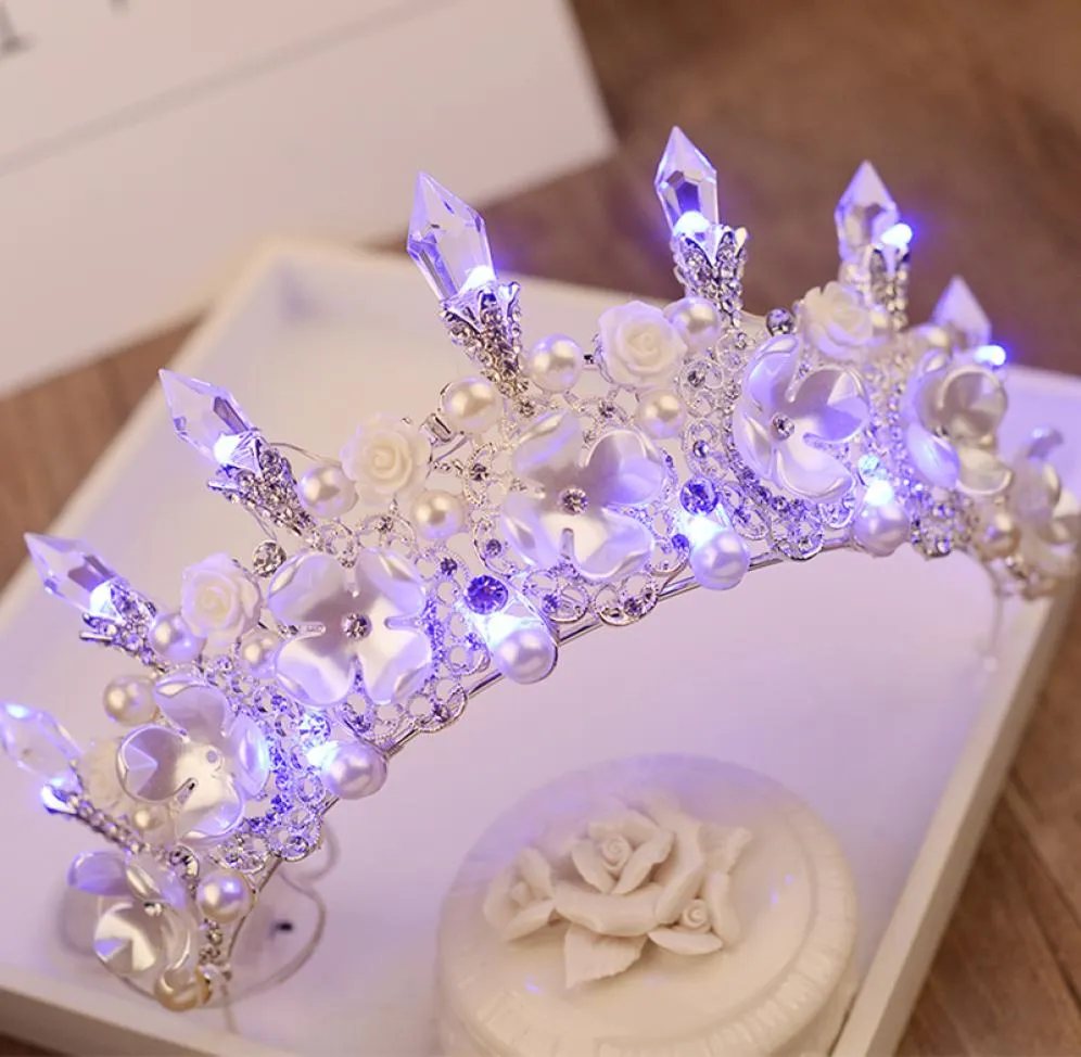 2017 Nouveau Baroque À La Main LED Diadème Femmes Cristal Floral Coiffe Perles Strass Lumière Couronnes Accessoires De Cheveux De Mariage HG126 S1978441