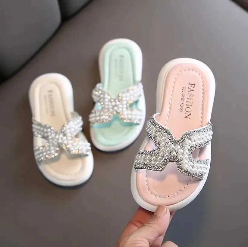 Slipper Söta flicka tofflor barnskor Summer Bow Slippers Outdoor Childrens Beach Shoes Childrens Sandaler Outdoor Flat Bottomed Flip Flops J240228