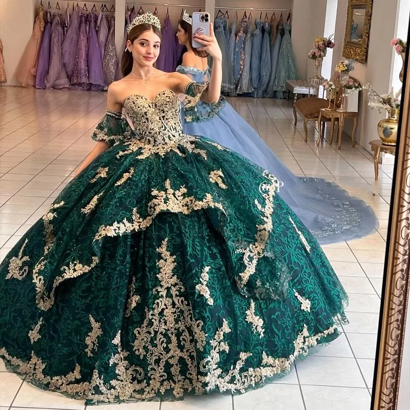 2024 Abito da ballo Abiti Quinceanera Abiti da sposa Sweetheart Verde scuro Oro Applicazioni di pizzo Perline di cristallo Increspature Abiti da sera dolce 16