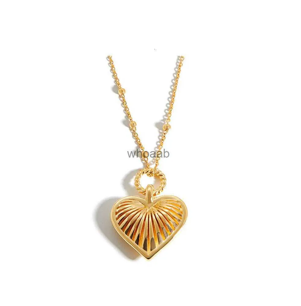 Halsband 2024 French Romantic Niche Retro Metal Scallop Love Heart Necklace Blogger med samma benben Staplade smycken 240228