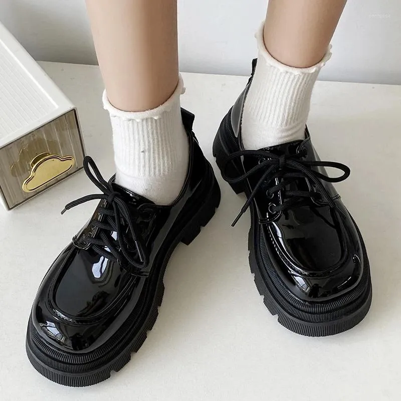 Sıradan ayakkabılar siyah tıknaz platform oxford kadınlar 2024 Sonbahar Dantel Yukarı Daireler Kadın Kalın Alt Alt Slip Slip Patent Deri Mujer