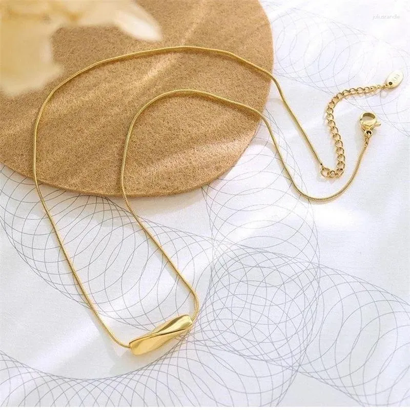 Hangende kettingen 2024 Design PVD 18 K GOUD VERPLAATSEN 3 D GEOMETRISCHE WARP TWISTE RAAMLOSS STAAL ketting kraag vrouw Koreaanse sieraden