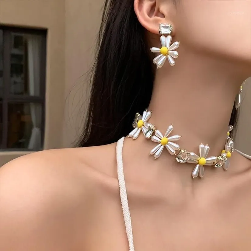 MENGJIQIAO Collana girocollo con fiore di perla gialla moda coreana per donne ragazze eleganti pendenti in cristallo di metallo regali per feste1295P
