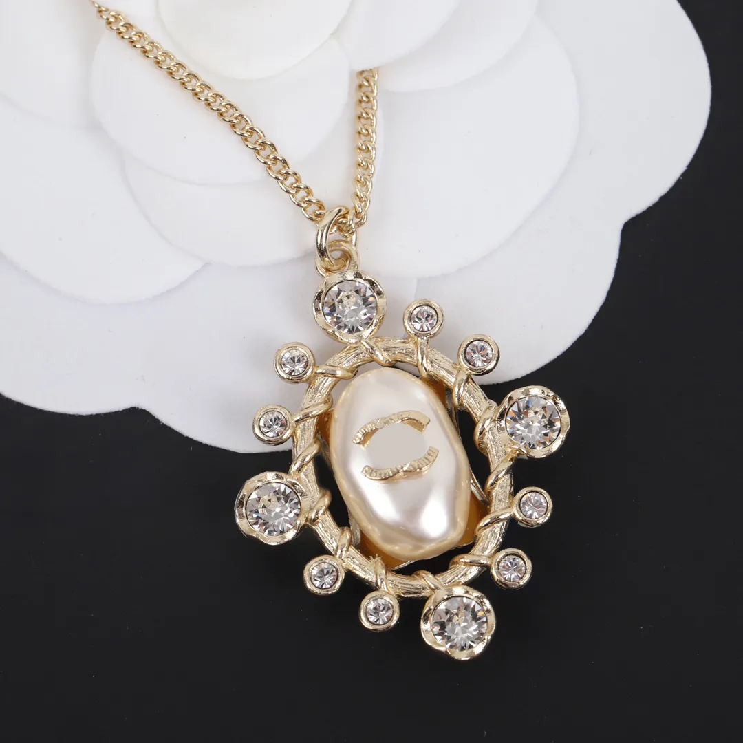 Luxury Brand Flower Pendant Necklace Designer Necklace High Quality Swaro Crystal Profiled Pearl Embed Alphabet Jewelry Accessories Adjustable