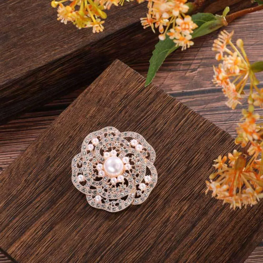Двухслойный цветок из высококачественного сплава с инкрустацией бриллиантами для женских аксессуаров у восточных ворот Южной Кореи, модное вечернее платье, брошь-булавка