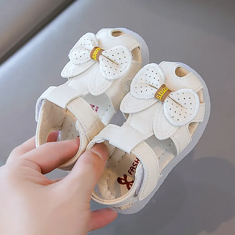 Sneakers Baby Girl Sandals Cute 2022 Summer Buty małe dziecko Bow Ear Party Party Shut Pu zamknięte palce sandalii antikick