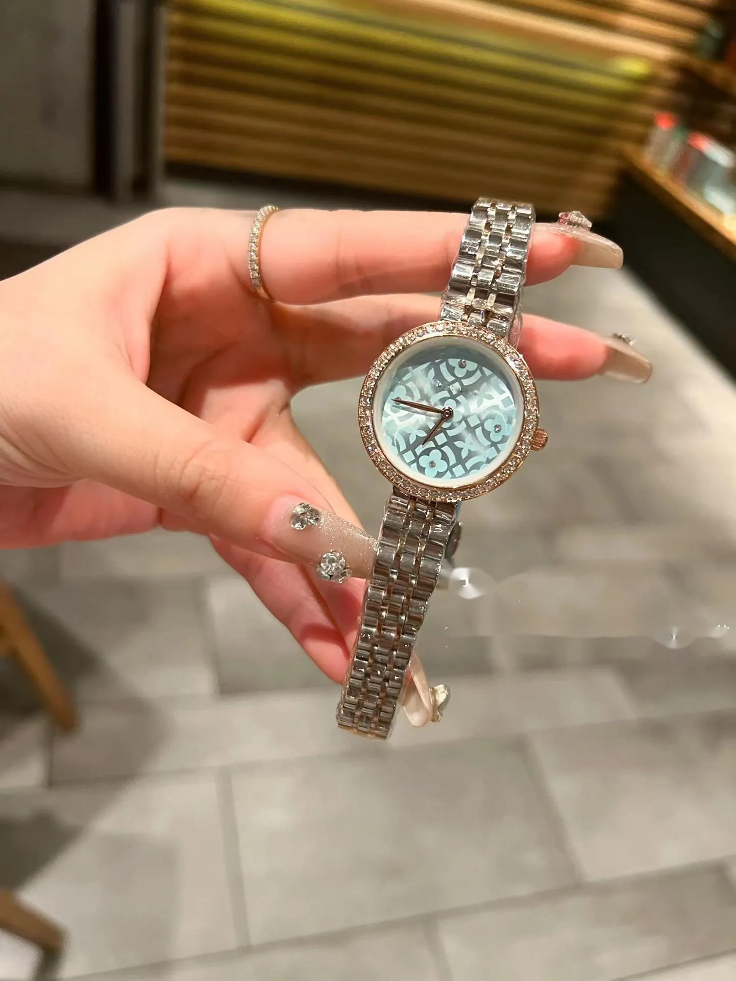 Luxury Designer Ladies Watches Casual Wrist Watch Fine Steel Chain Watch